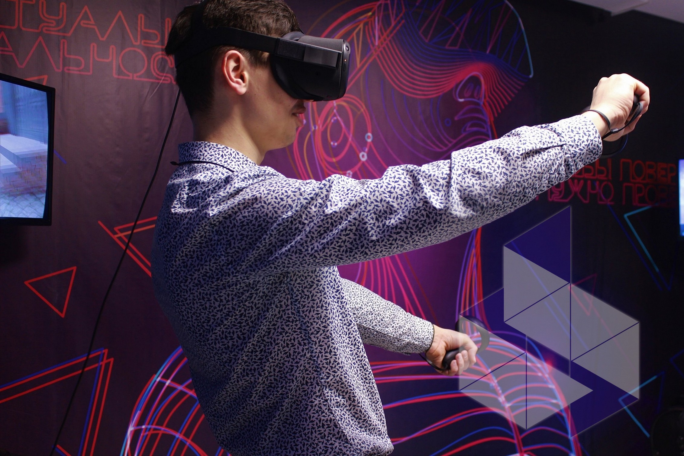 Большой vr клуб. Комната виртуальной реальности. Виртуальная реальность 5д. Виртуальная реальность в бизнесе. Куб виртуальной реальности.